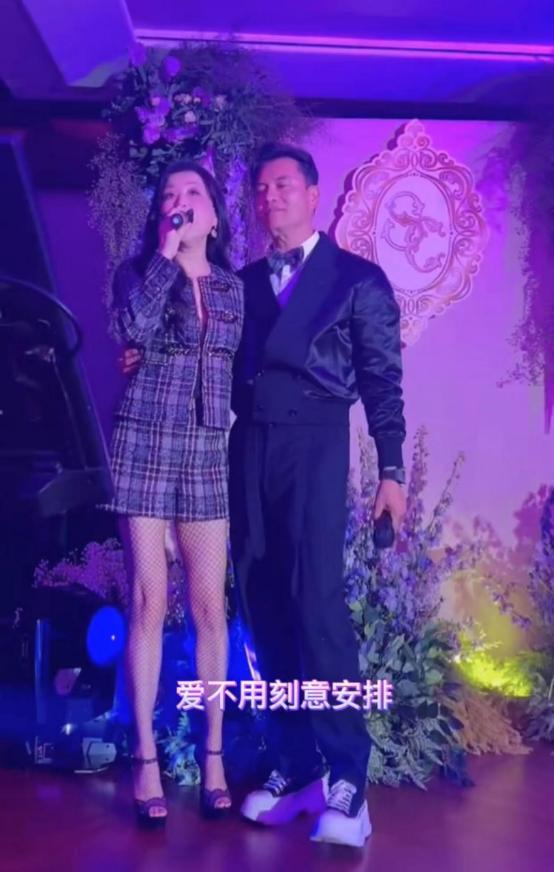 吕良伟老当益壮跟老婆海边秀恩爱,60岁吕良伟与老婆