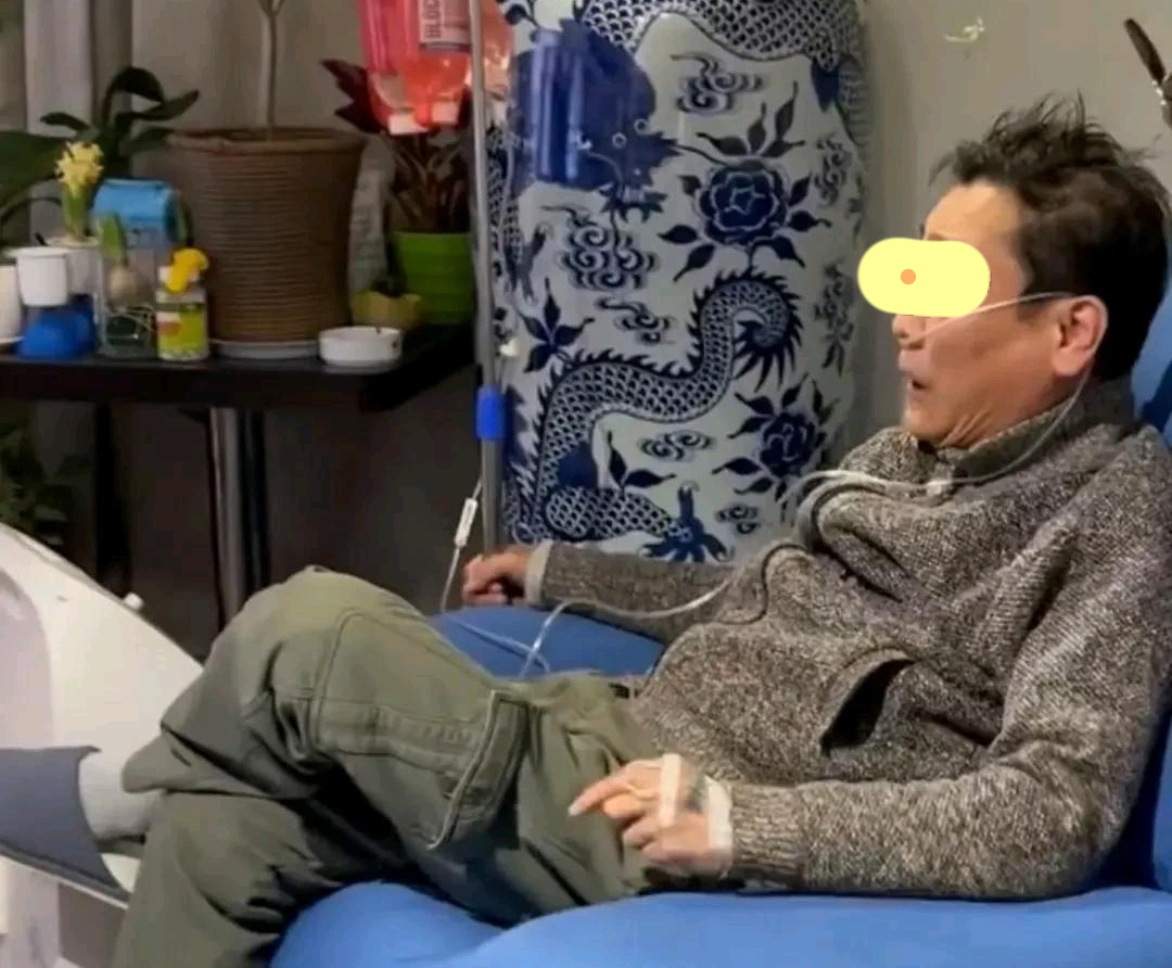 北京一女子试穿黑色短裙和*袜丝**，询问丈夫的意见，丈夫：我就不看