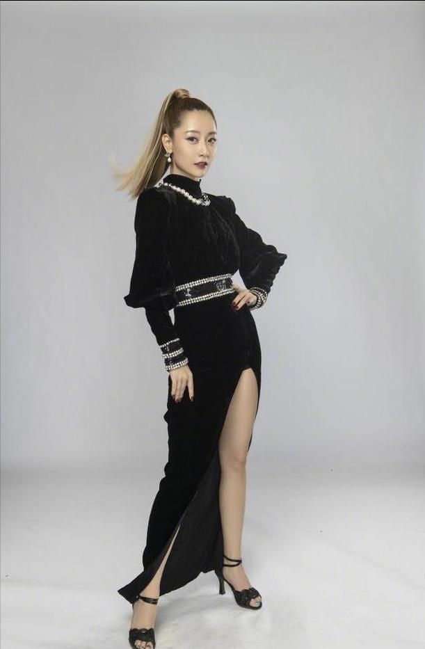 她是英皇在内地一姐,靠成龙力捧出演《神话》,礼服事件备受争议