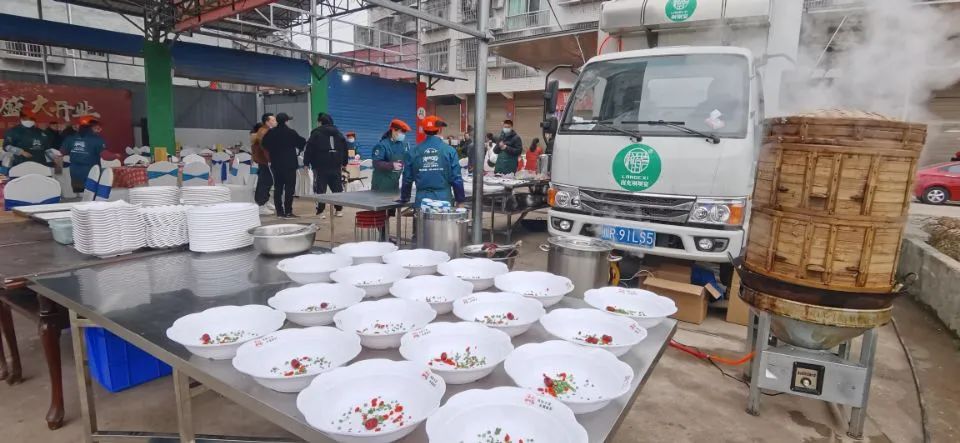 花篮摆了半条街！南充嘉陵的龙蟠竟然办起一个“宴会中心”了！