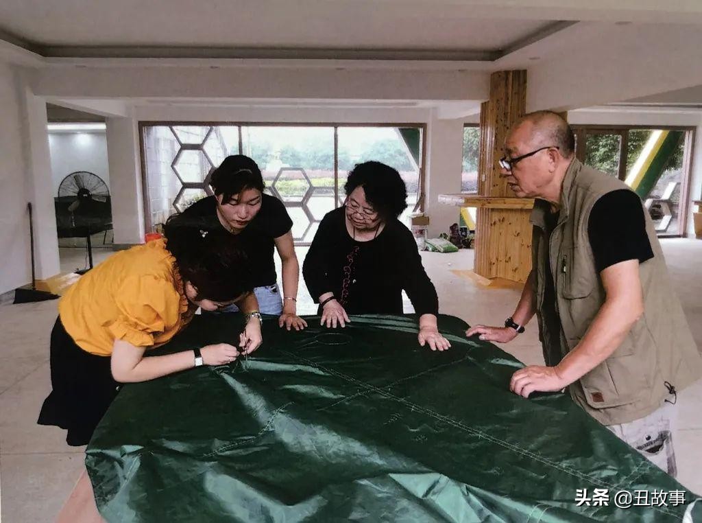 巨龙腾飞风筝的放飞现场,260米长风筝