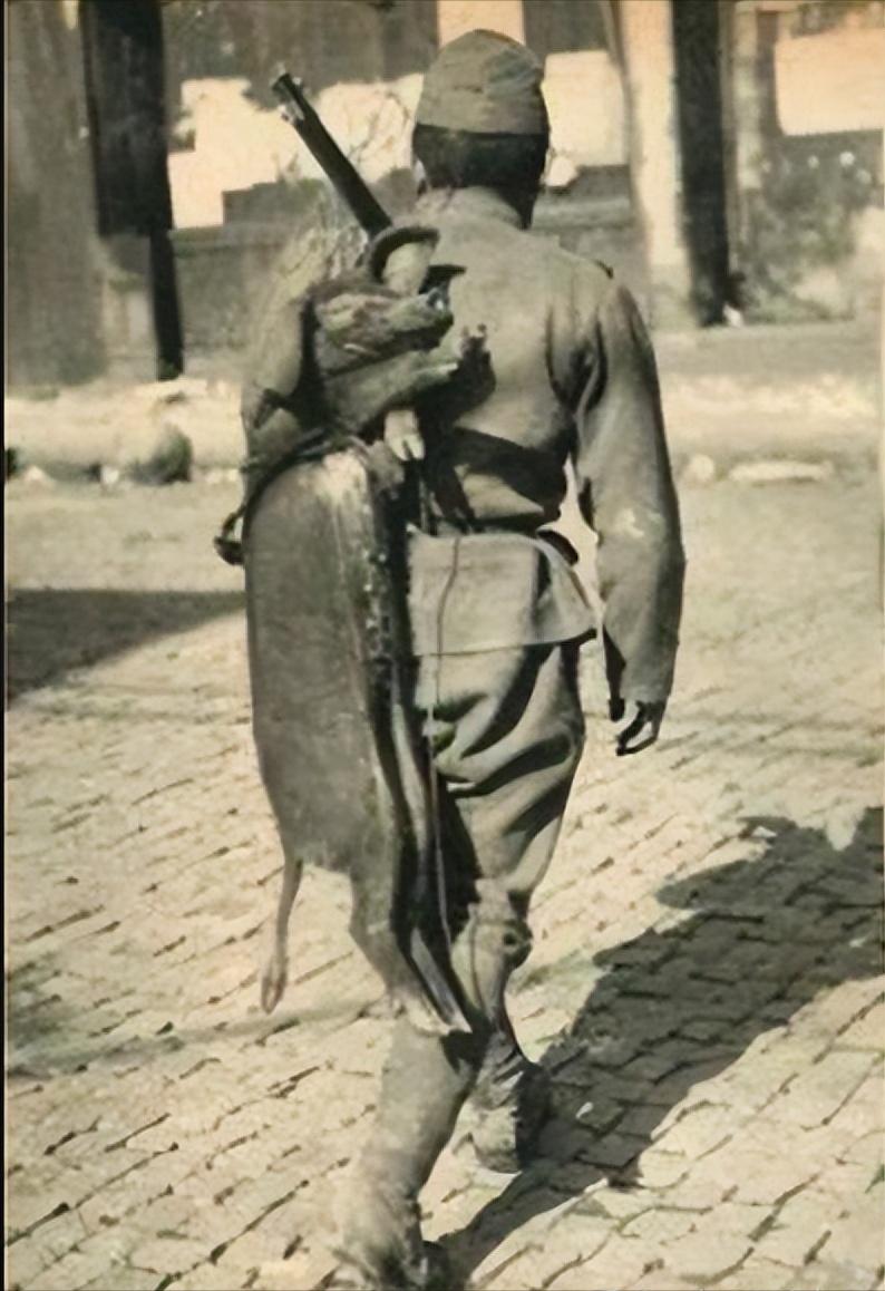 抗战日军单兵作战真实纪录片,真实记录日寇抓了两个娃娃兵