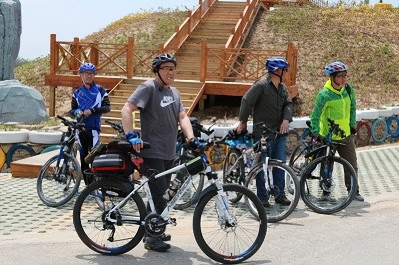 我急切地加入老年骑友群后，发现老年男女关系很复杂，我果断退群