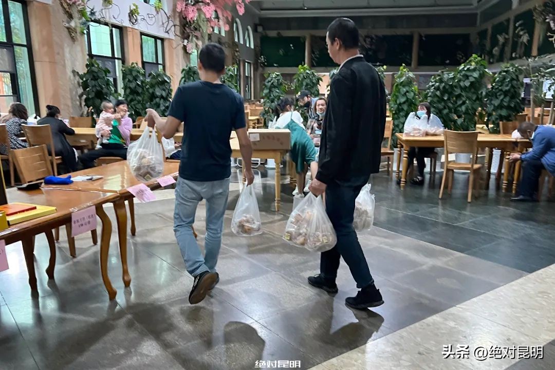 中秋节时妈妈买了许多月饼,中秋妈妈给我寄了一箱月饼