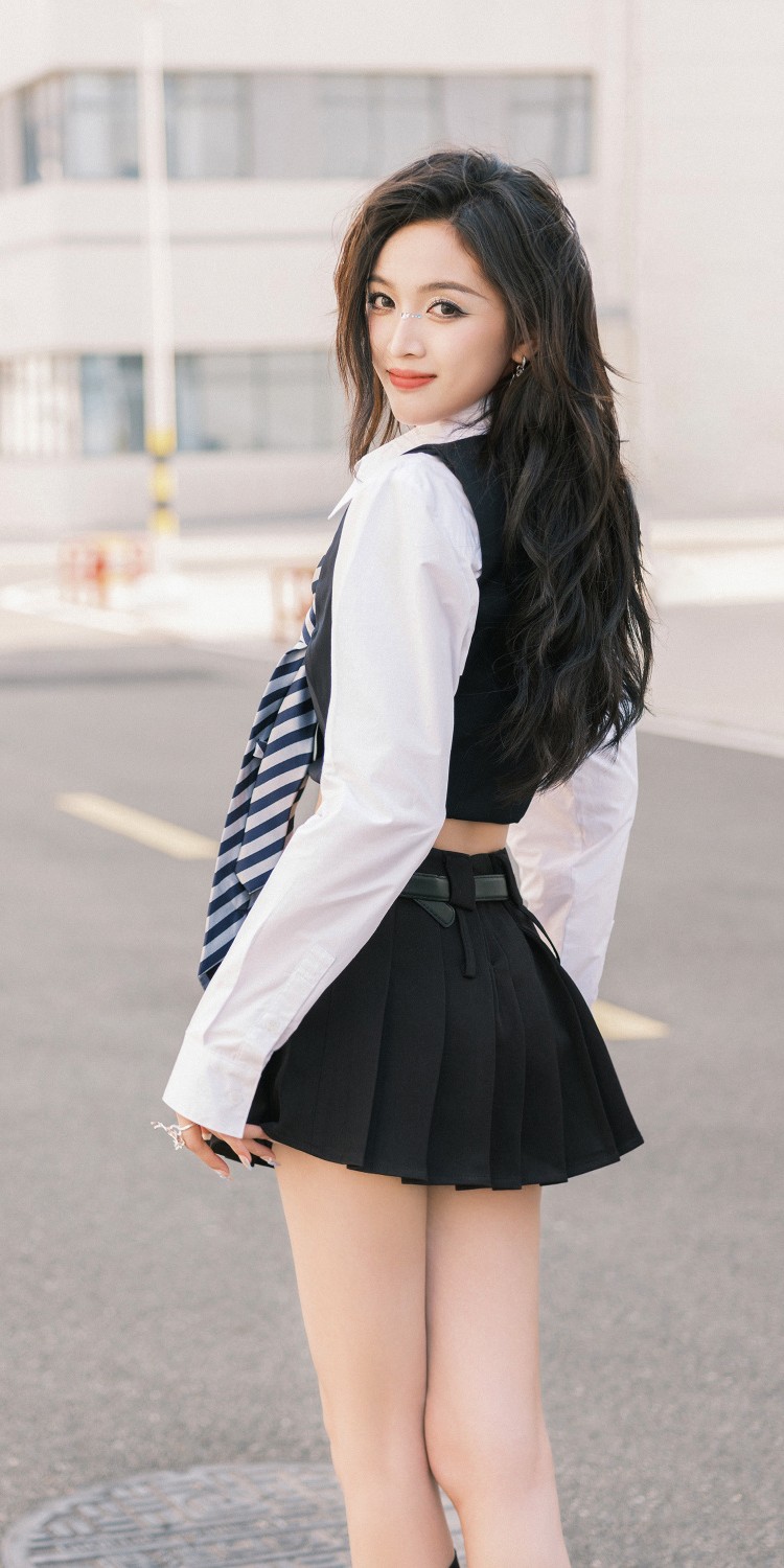 吴宣仪白衬衫短发,吴宣仪的白色系穿搭满满的少女感