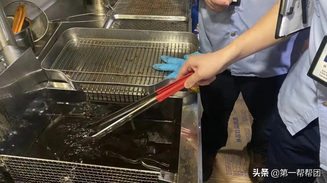 食品加工区设厕所，调料区飞苍蝇，这几家网红外卖店，你点过吗？