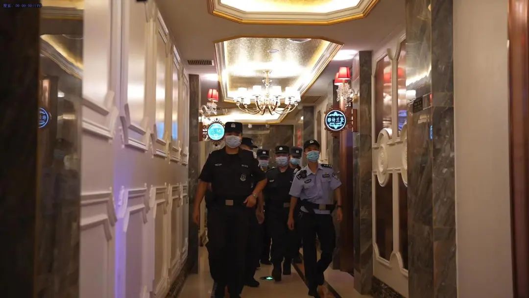 【夏季治安打击整治“百日行动”】当晚抓获65人！恩施公安开展夏夜治安巡查宣防第二次集中统一行动