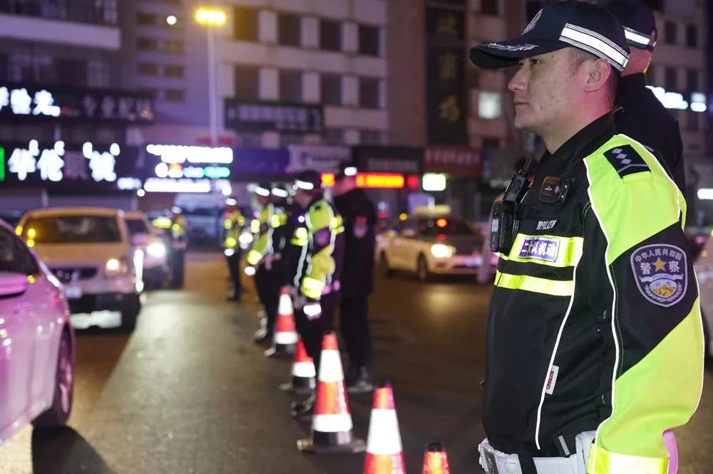 公安在岗守护一方平安,我在岗位上五一我在岗公安不打烊