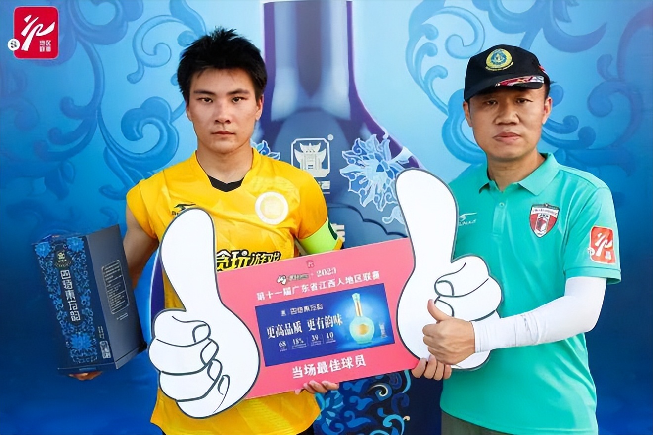 追奔露宿青海月，夺城夜蹋黄河冰。铁衣度碛雨飒飒，战鼓上陇雷凭