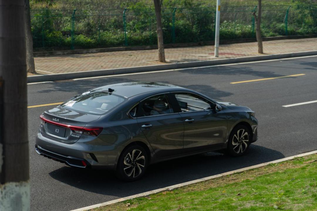 试驾全新起亚k3上路回头率不错,起亚k3手动1.6试驾视频