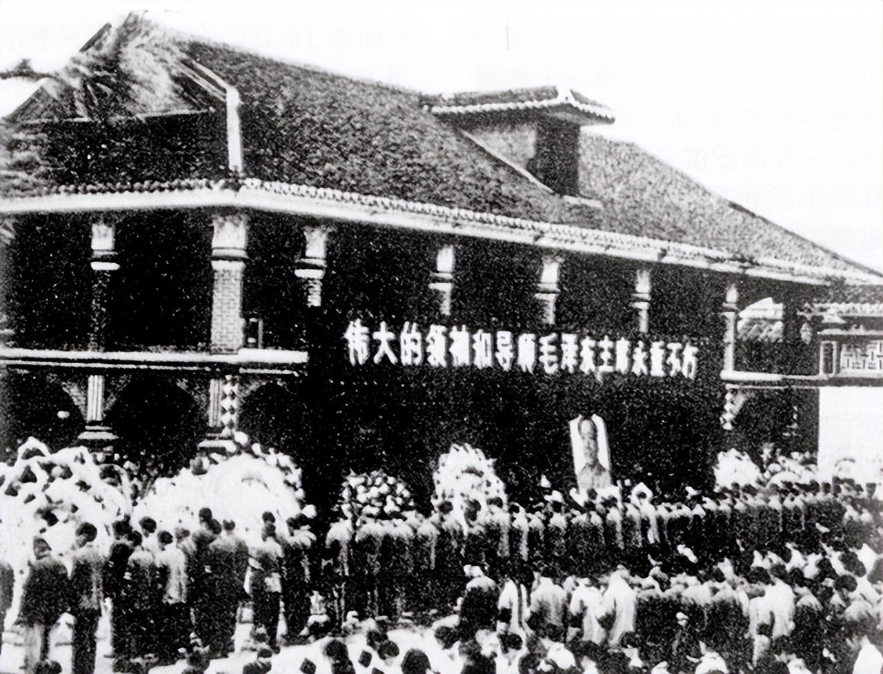 76年毛主席逝世噩耗传来，山东农村停办酒席，给婴儿取名“思东”