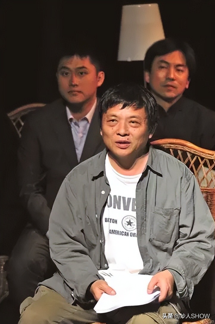 70岁知名艺术家翻车，被曝骚扰多位年轻男女，奇葩恶癖令人恶心