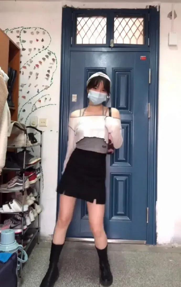 女生上学和出去玩的区别,女生在上课穿校服