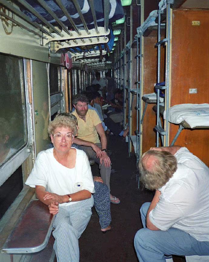 30张罕见晚清照:女子躺炕上欲仙欲死,骑跨在男子头上的洋人女子