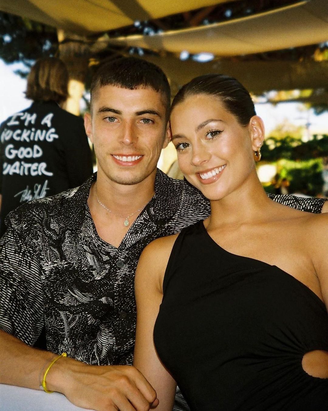 爱狗，爱足球，爱哈弗茨：撞脸乔治娜的内向模特与德国新星的故事