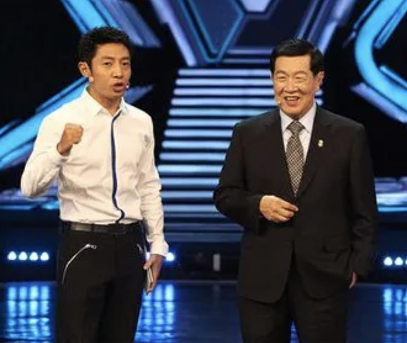 任鲁豫受伤主持节目视频,任鲁豫摔倒后复出