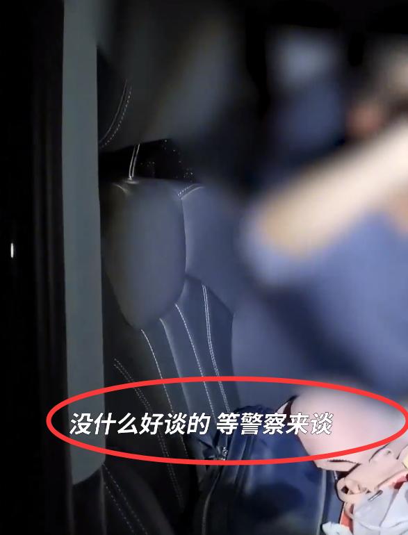 真会玩！广东一高校干部在“荒山车内”偷情，被抓时“光腚”逃跑