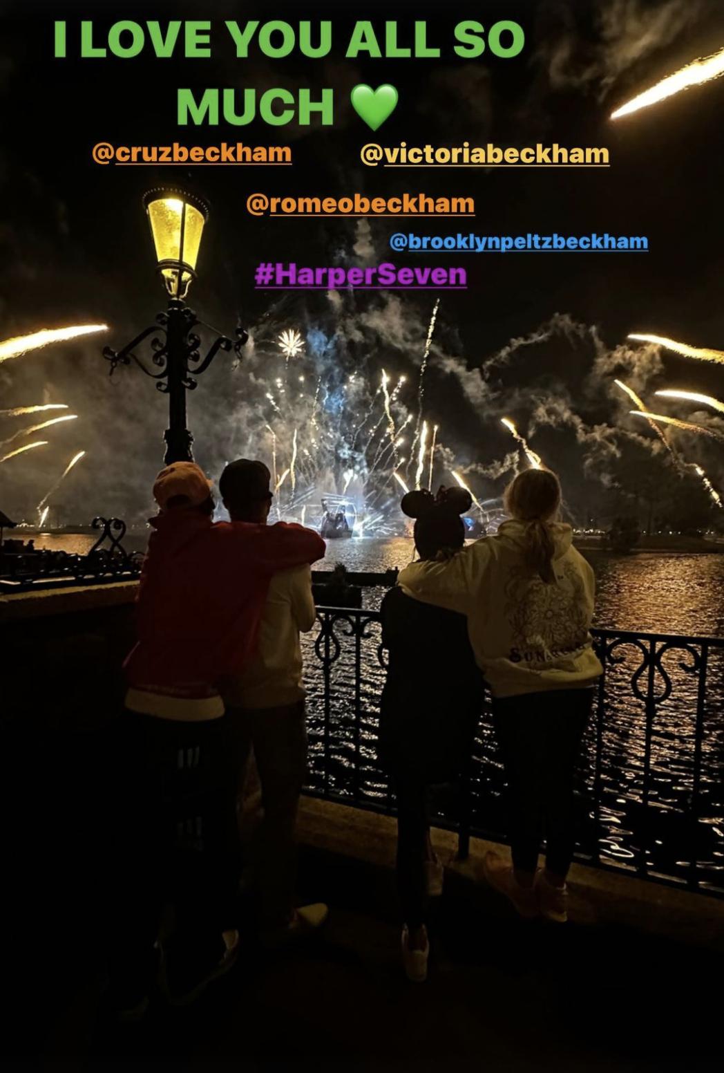 贝克汉姆二公子小七,贝克汉姆夫妇带孩子们畅游迪士尼