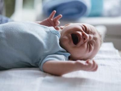 宝宝晚睡哭闹怎么回事,宝宝翻来覆去哭怎么哄