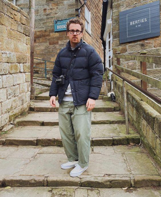 军绿色西裤子如何穿出高级感,适合女生穿的军绿色裤子