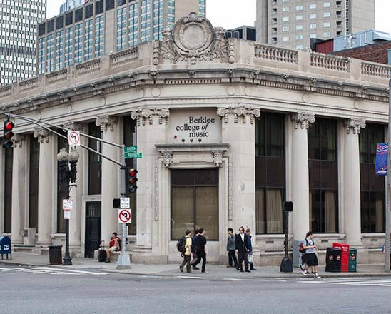 南京一孕妇产下四胞胎，政府赞助他们出国留学，如今老板是谢霆锋