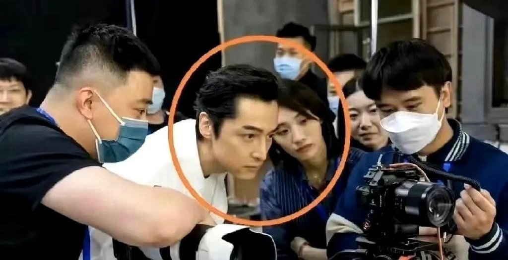 胡歌公布女儿小名，百天宴伴手礼超两千元，为喜糖礼盒扳回一局