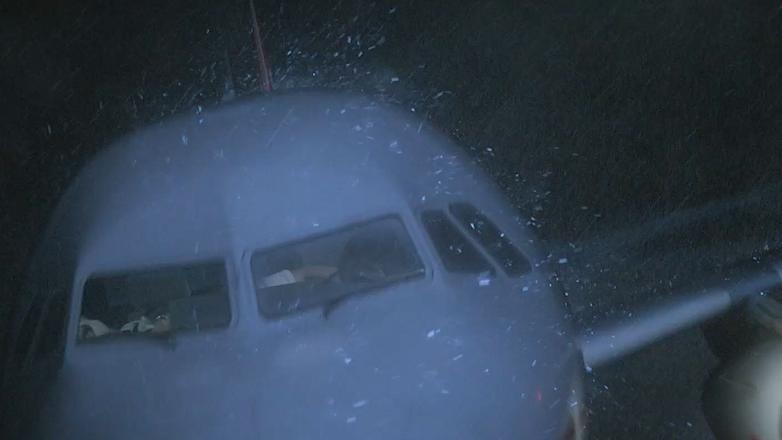 飞机挡风破裂数百人被困万米高空,玻璃破裂飞机迫降视频