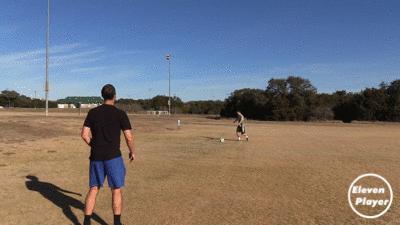 足球上一步踢球慢动作教学视频,足球一脚解围高球技巧