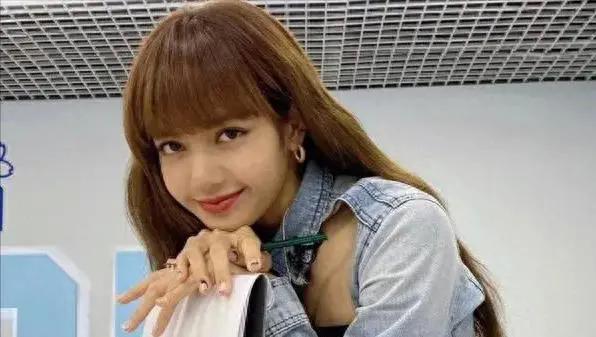 Lisa操作再引热议！晒大尺度照片、妆容变回泰妹，粉丝心疼其