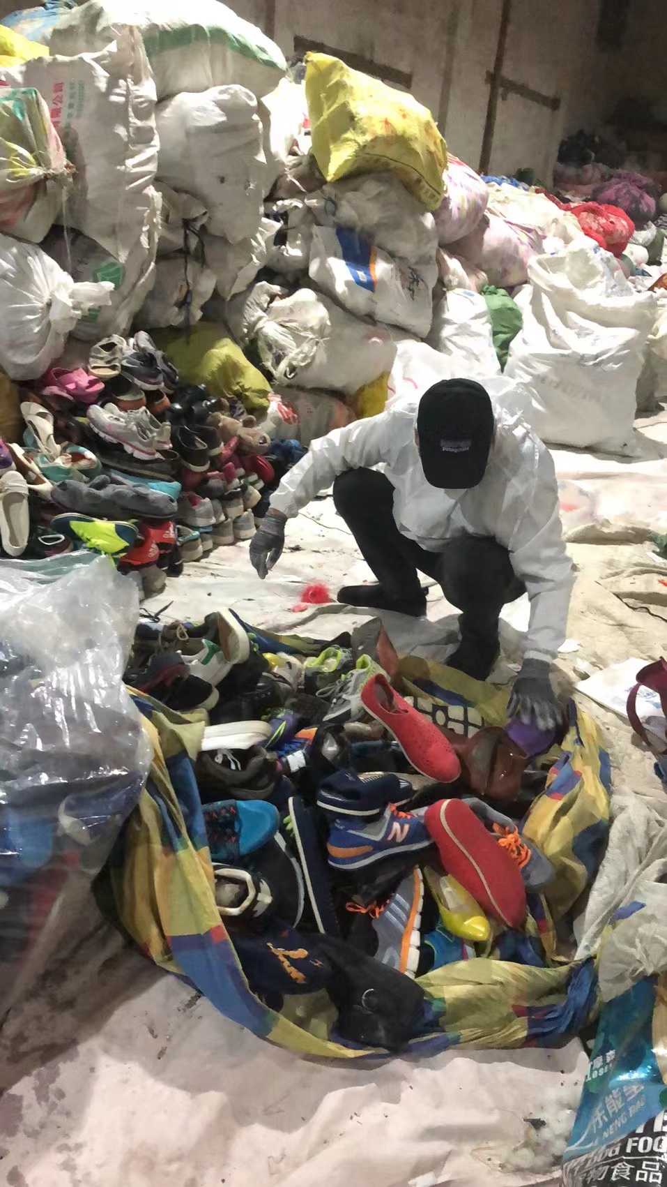 直播收破烂走红,90后姑娘直播收废品