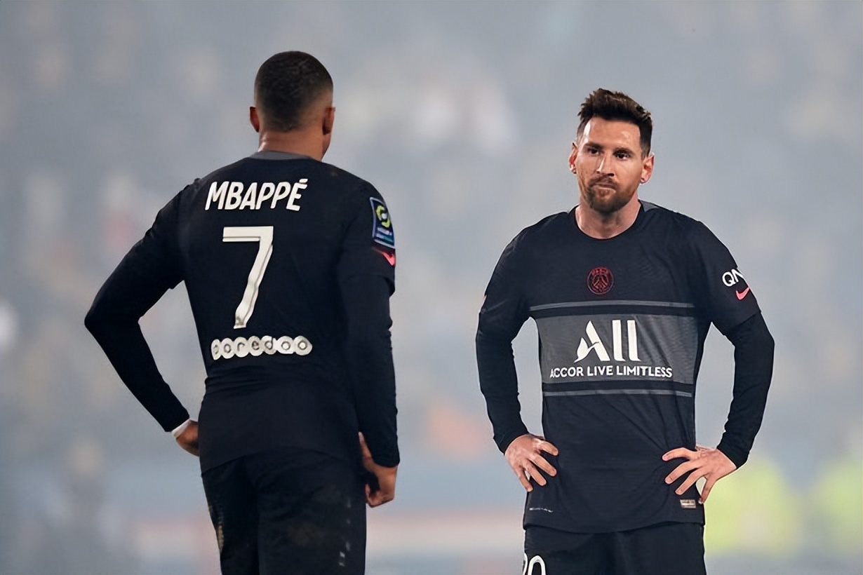 姆巴佩梅西内马尔一起踢球,对手分析梅西