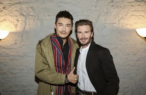 女配露大腿，反派成X战警，同样《华英雄》，胡兵比郑伊健差远了