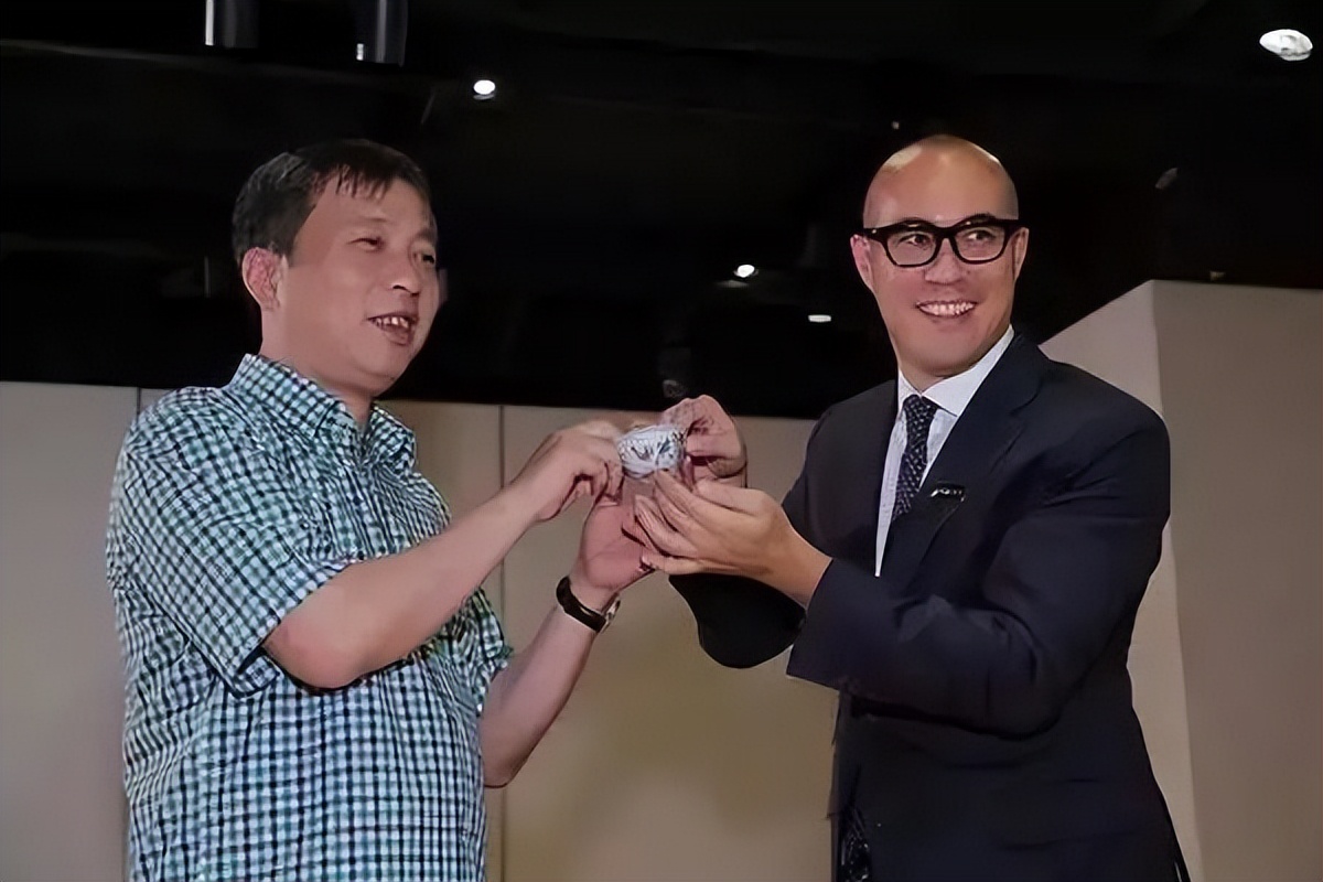 半年亏3亿,自嘲“街头乞丐”!昔日上海首富,摊牌了