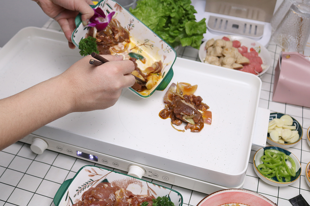 登上饭桌的移动灶台用乐视嗨烤盘才知道在家吃烤肉到底有多香