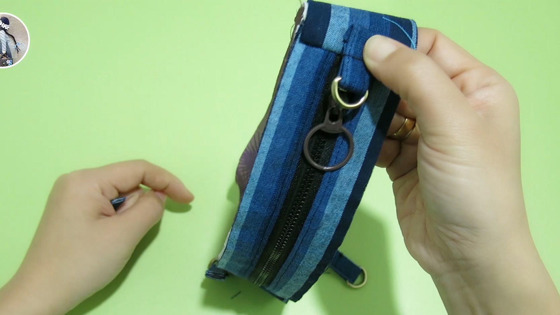 做一个手机包，加了两个D字扣和两根布条，马上变成胸包或者腰包