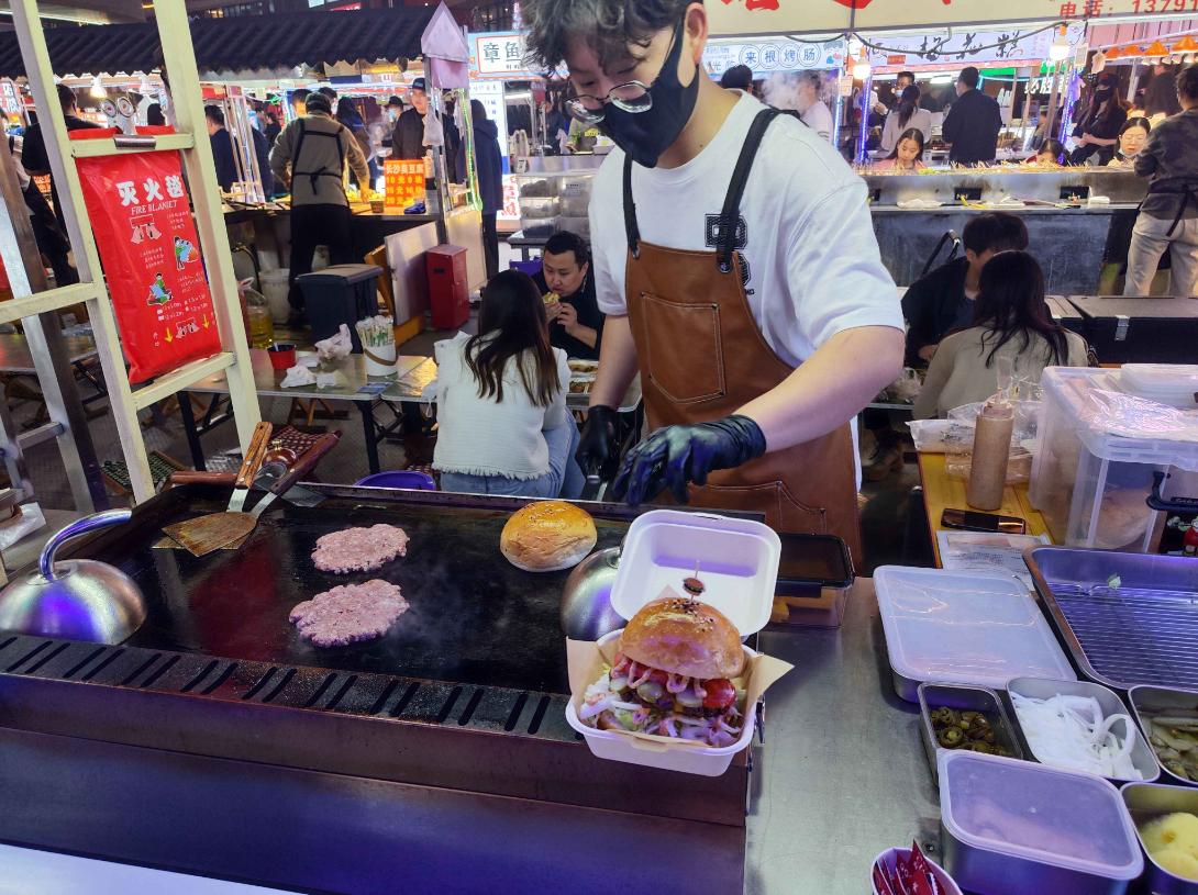 济南历下区汉堡摆摊,学校门口摆地摊卖汉堡