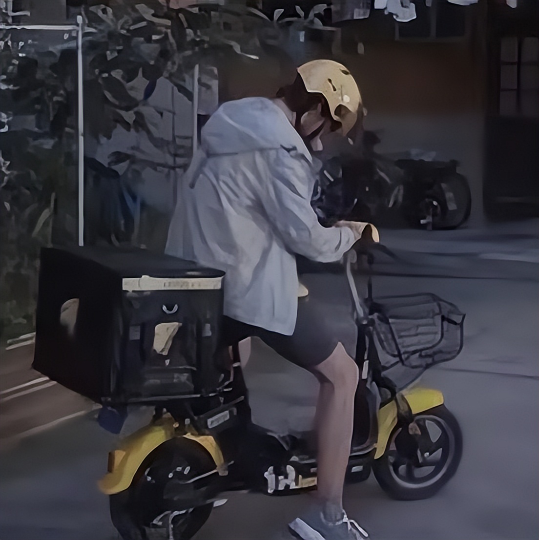 收入太低如何解决？砖家：“用私家车拉活，空的房子租出去收钱”