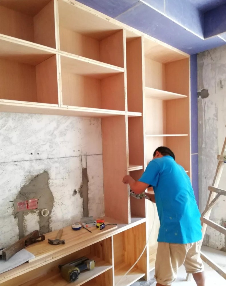 木工打柜子和全屋定制哪个更实用,全屋定制和木工打柜子的效果区别