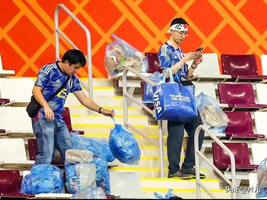 日本赢球后球员庆祝,日本球员对胜利充满了渴望