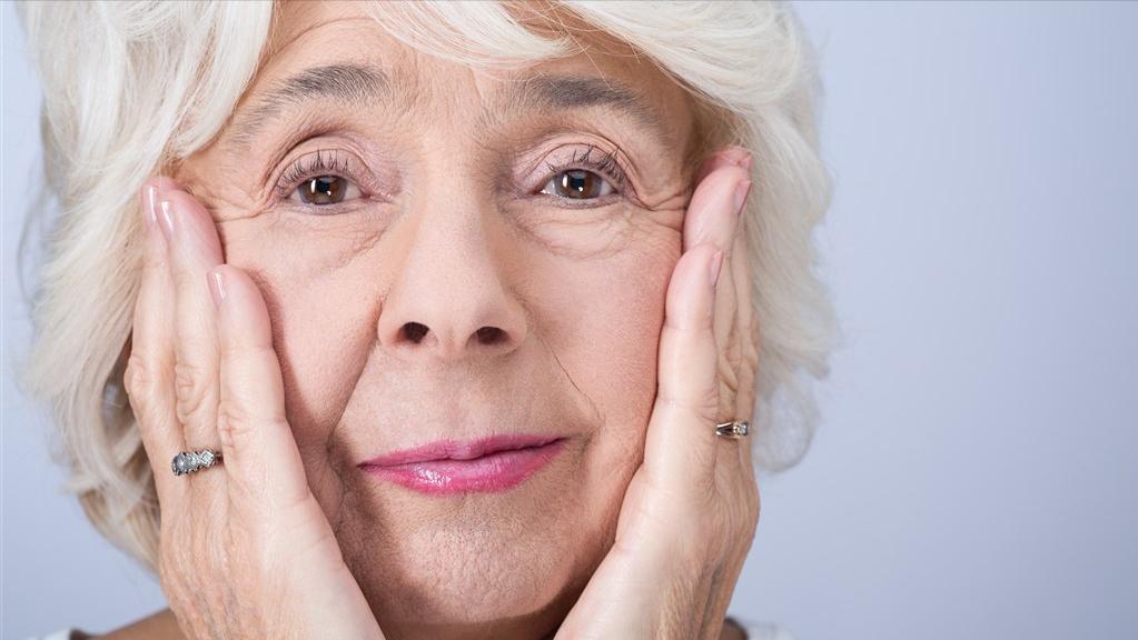 60多岁女人咳嗽就漏尿怎么回事啊,还没生过孩子一咳嗽就漏尿怎么治