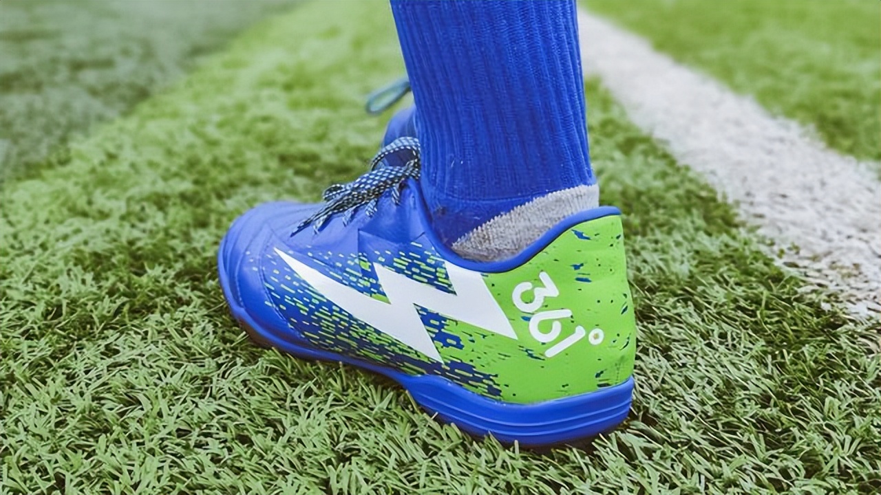 在人工草坪穿哪种足球鞋,最舒服的人造草坪足球鞋