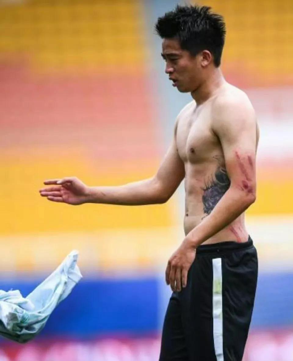 中超开赛四张红牌,中超联赛三张红牌提前吹哨