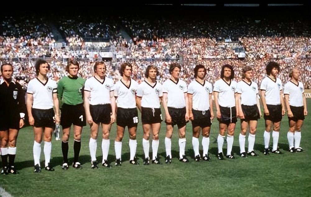 贝肯鲍尔的历史地位被严重高估,他的巅峰期并不是中后卫