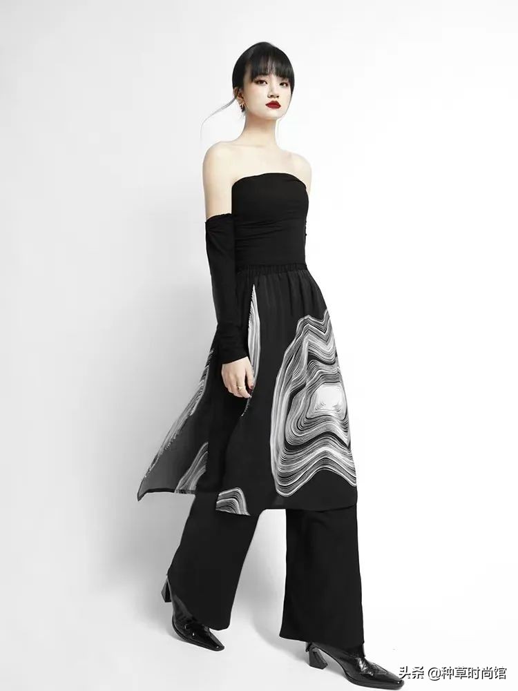 今年流行穿什么裤子和裙子,今年流行裙子配什么裤子