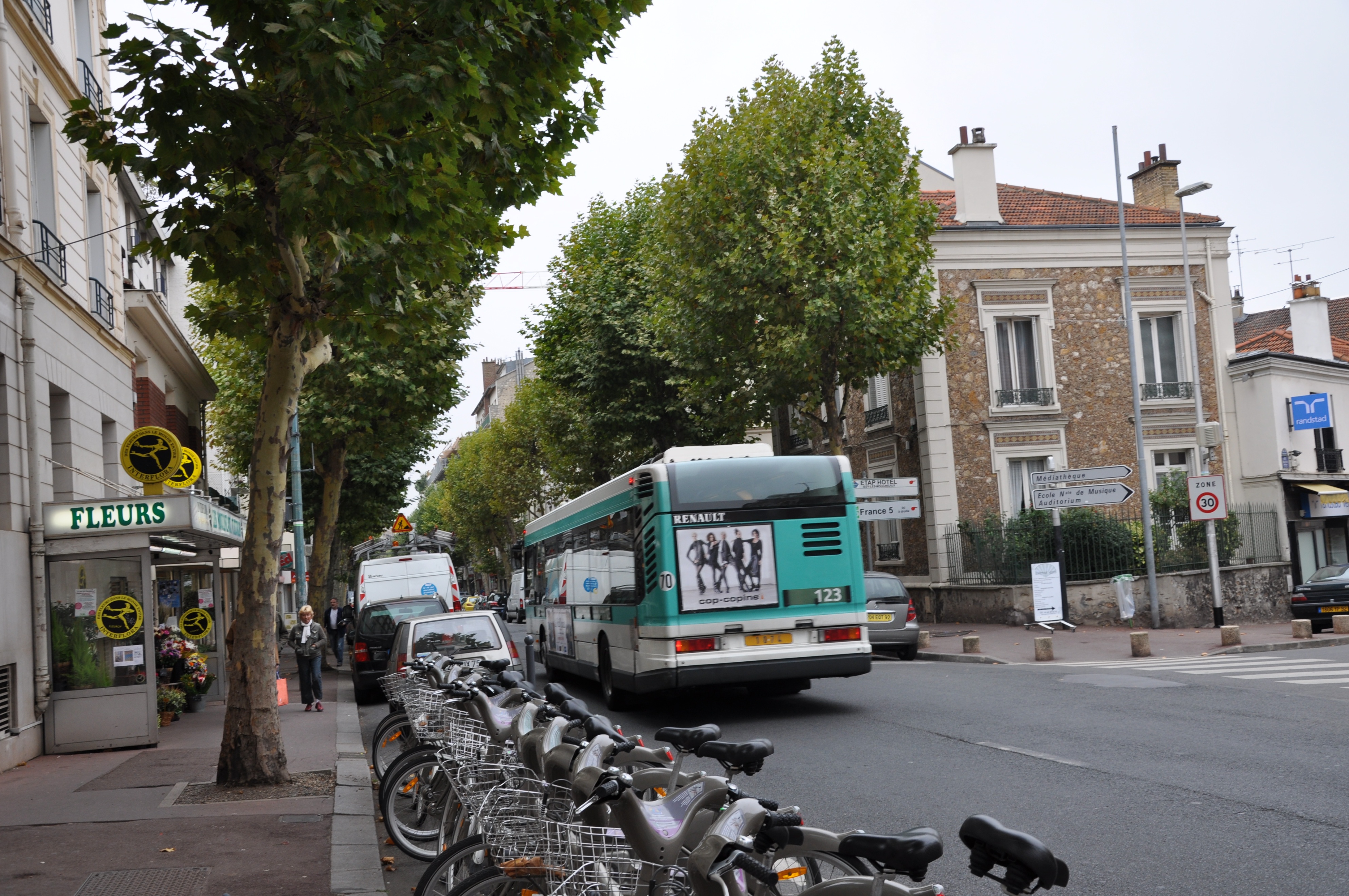 巴黎街头路边摊,在巴黎街头随机拍路人