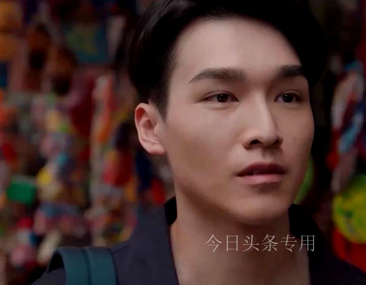 甜齁TVB男星热恋女同事，携手出席婚礼，躲角落同吃一杯雪糕