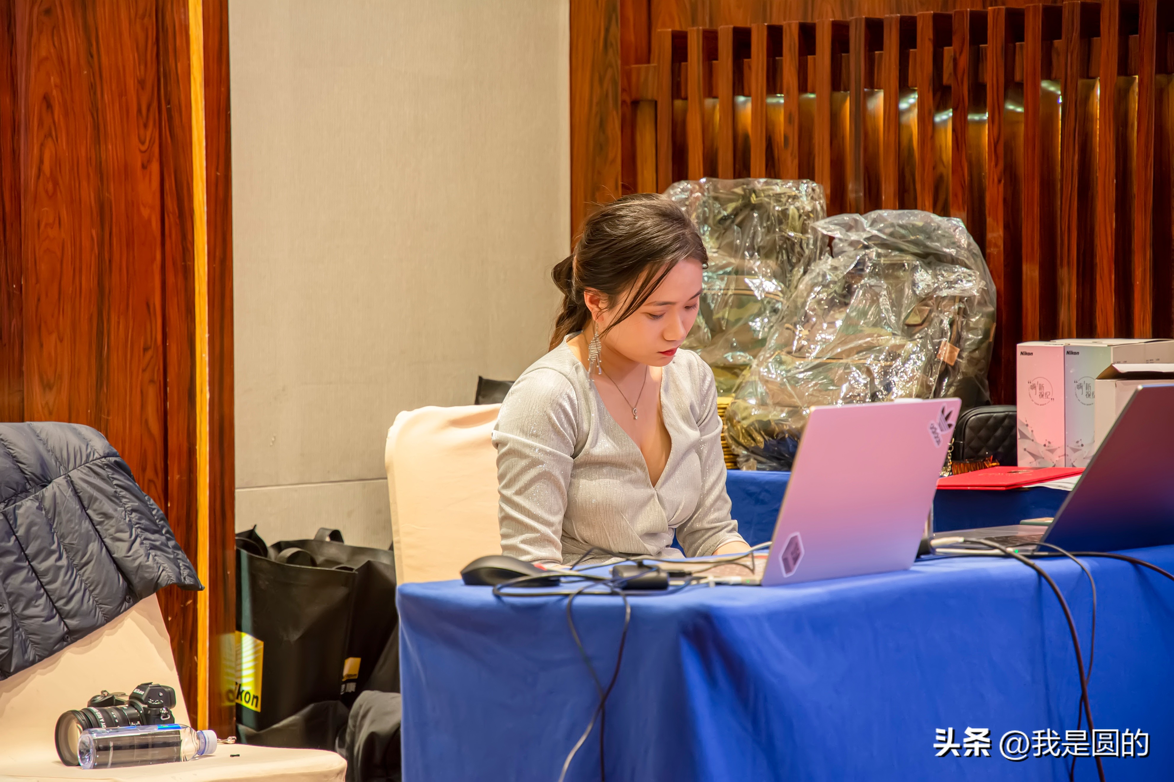 主持途中的主持人（原创摄影+随笔300字）