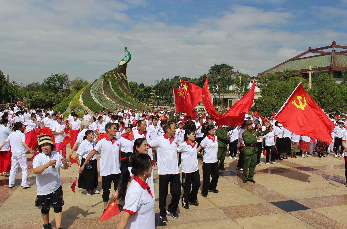 “唱红歌，唱廉歌”昆明世博园上演千人快闪庆“七.一”活动