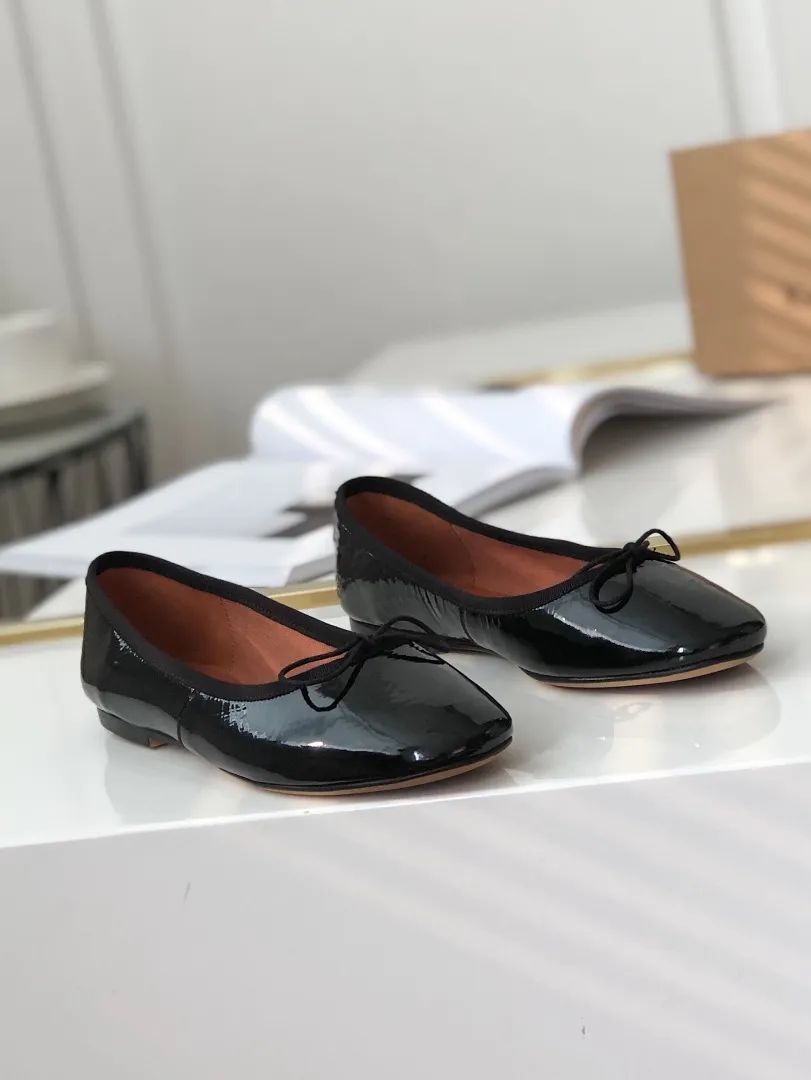 直筒牛仔裤小白鞋穿搭,小白鞋牛仔裤秋冬穿搭图片