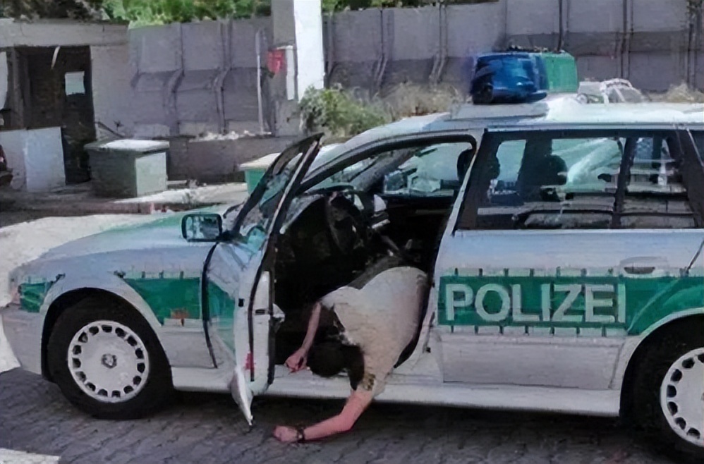 谁还敢提“严谨的日耳曼人”？2009年“棉签丑闻”，打脸德国警察